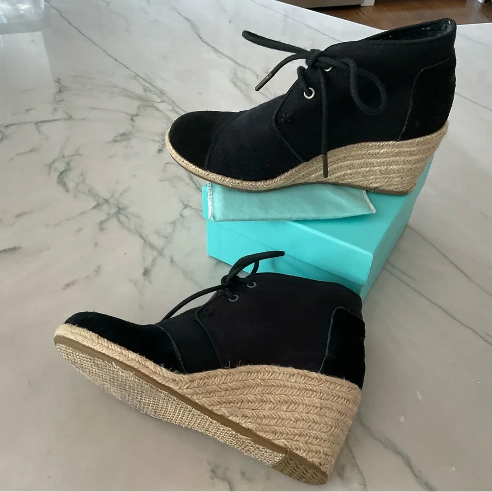 Toms Women’s Desert Wedge Black Burlap Suade Boot Sz. 5.5